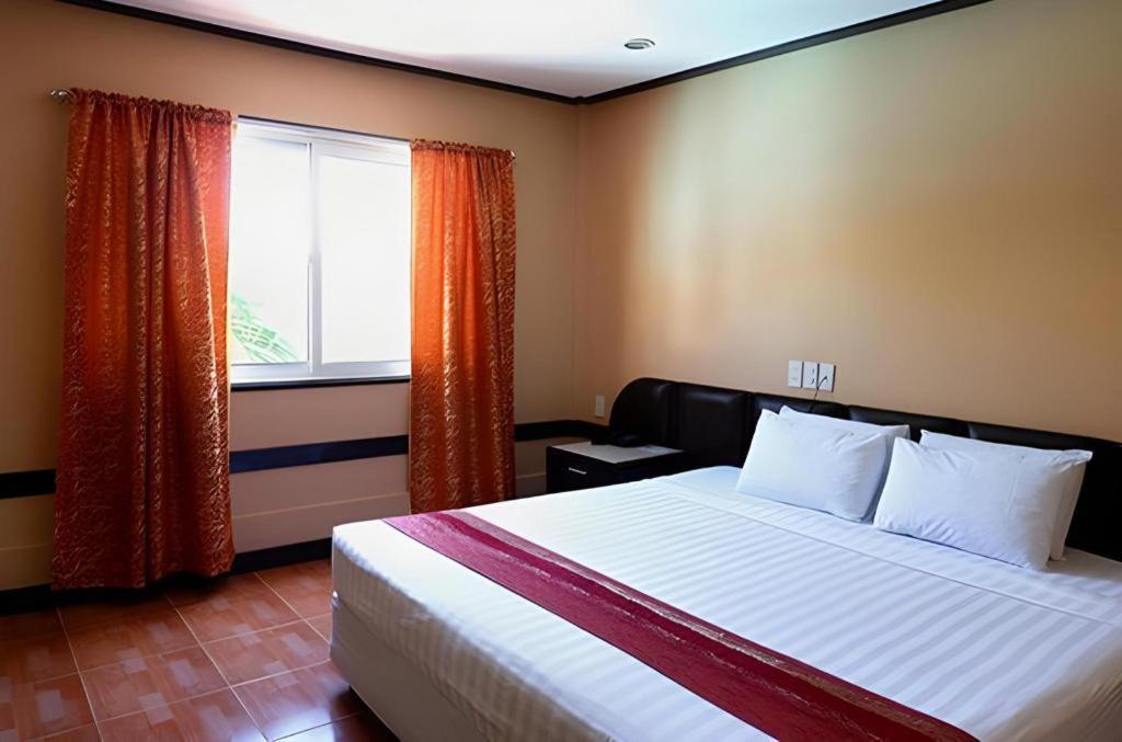 Holiday Spa Hotel Cebu Esterno foto