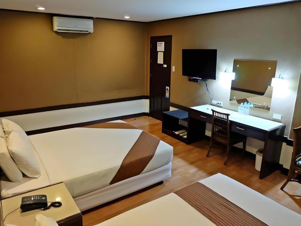 Holiday Spa Hotel Cebu Esterno foto
