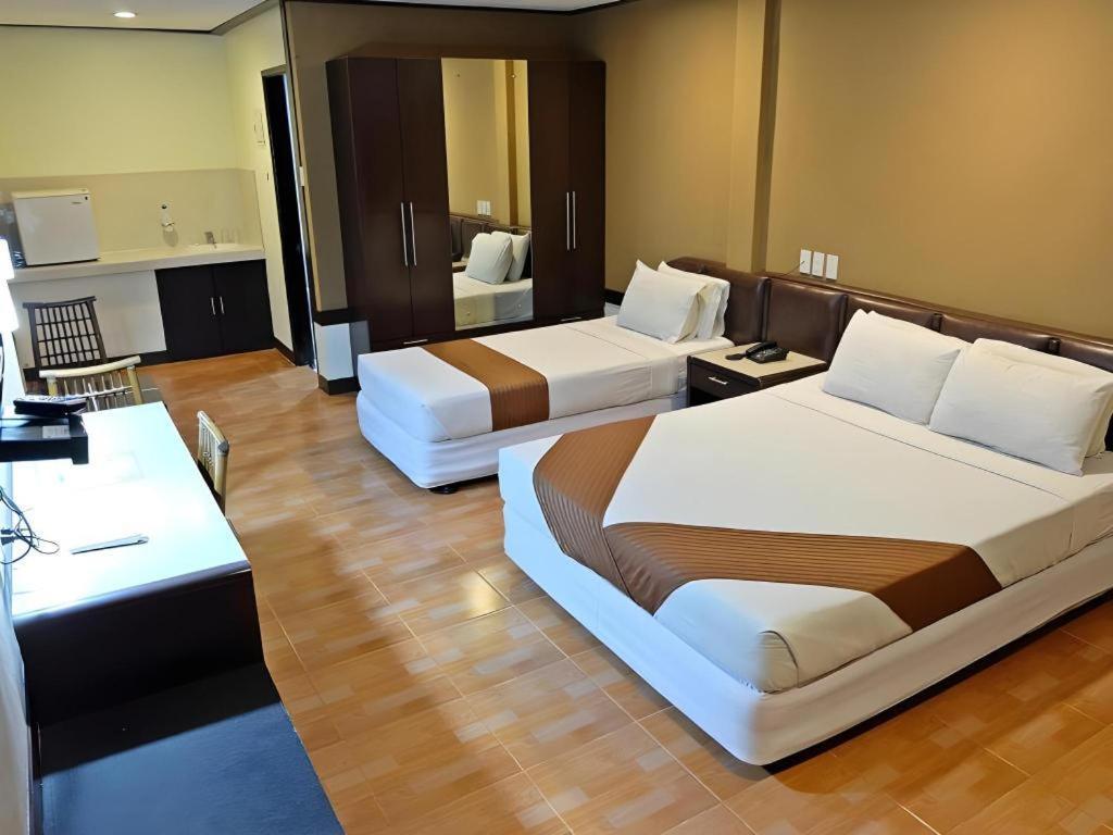 Holiday Spa Hotel Cebu Esterno foto