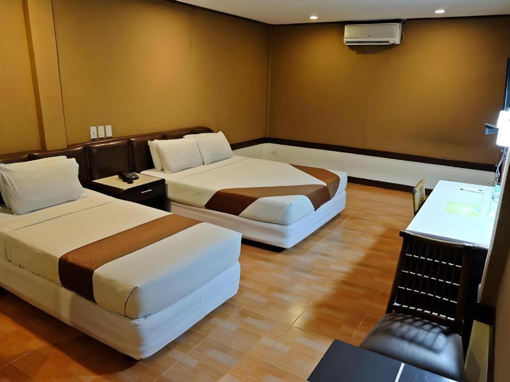 Holiday Spa Hotel Cebu Esterno foto