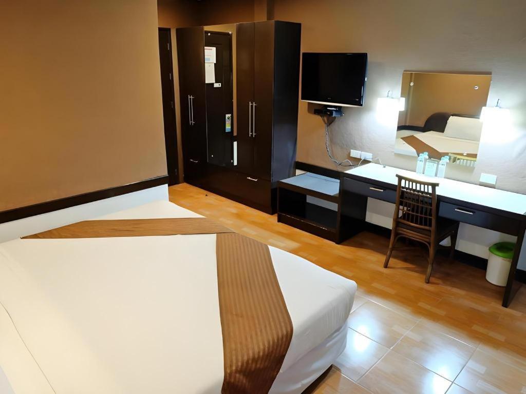 Holiday Spa Hotel Cebu Esterno foto