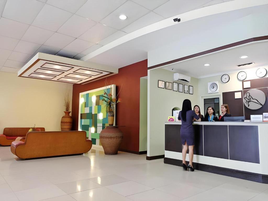 Holiday Spa Hotel Cebu Esterno foto