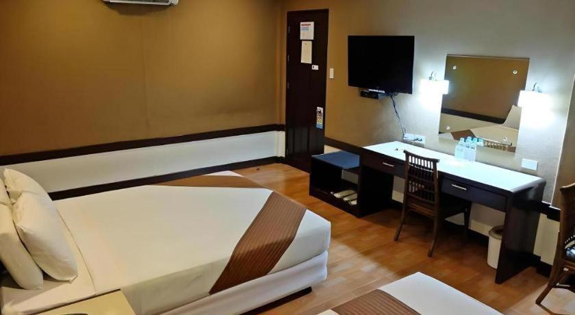 Holiday Spa Hotel Cebu Esterno foto