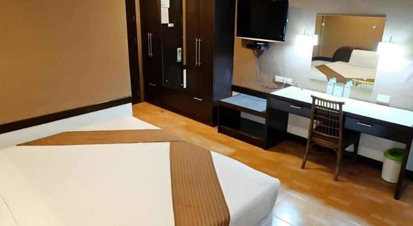 Holiday Spa Hotel Cebu Esterno foto