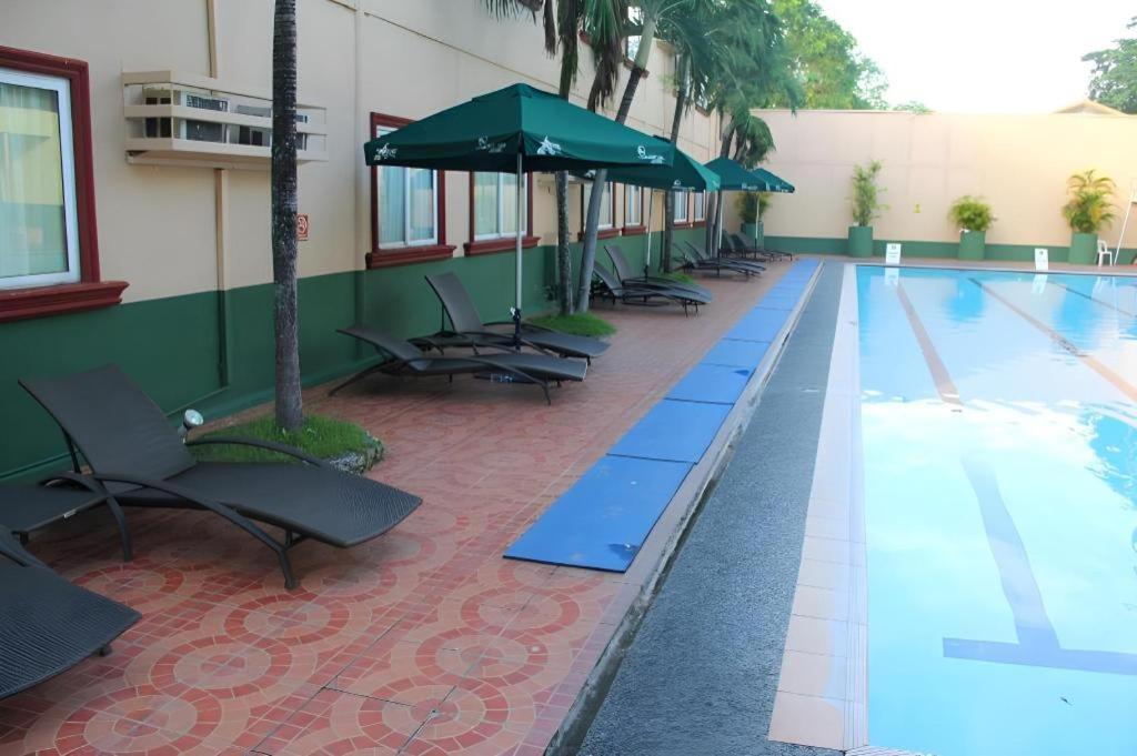 Holiday Spa Hotel Cebu Esterno foto