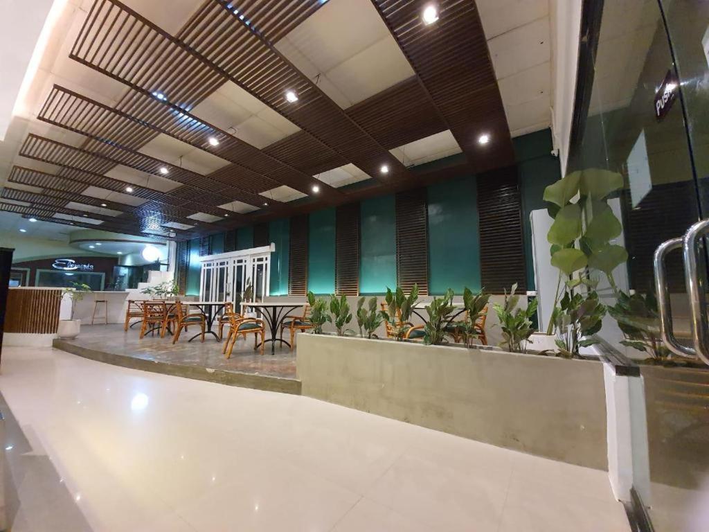 Holiday Spa Hotel Cebu Esterno foto